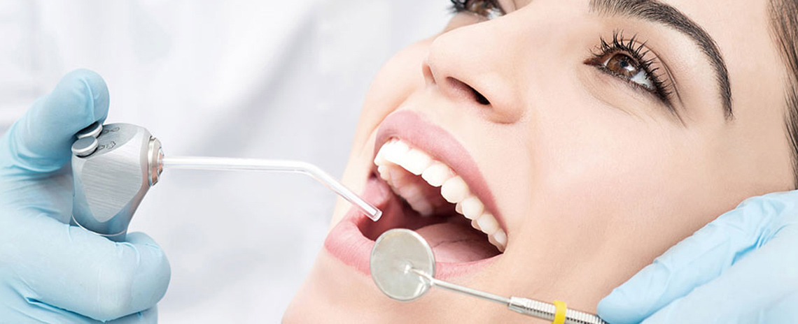 Профессиональная гигиена зубов в «ЭвриСтом»